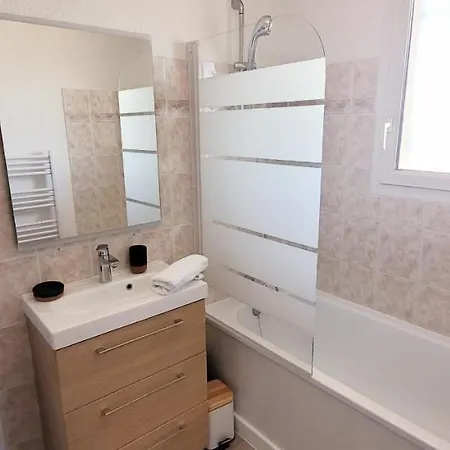 Great Apt With Terrace In Villeneuve-Les-Avignon Villeneuve-lès-Avignon